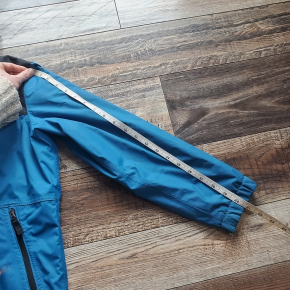 The Northface Boys Fleece Lined Waterproof Rain Jacket - Picture 4 of 8